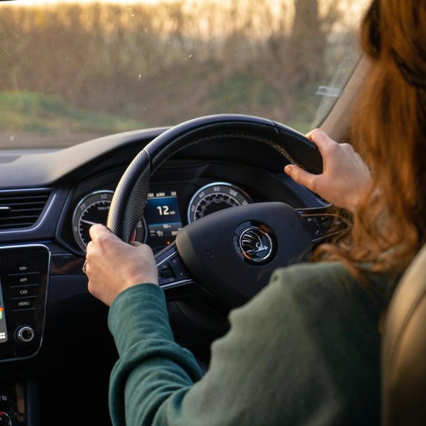 Miks auto rool väriseb? 7 levinumat põhjust (rehvid vs veljed)